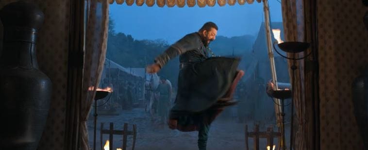 दरम्यान, या चित्रपटात दिग्गज अभिनेता संजय दत्त हादेखील झळकणार आहे. त्याने या चित्रपटात मुख्य खलनायकाची भूमिका बजावली आहे. त्याने अफझल खान हे पात्र साकारले आहे. समोर आलेल्या टिझरनुसार संजय दत्तने केलेल्या कामाची वाहवा केली जात आहे. 