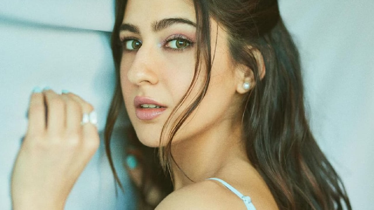 शाही खानदानातून आलेली सारा अली खान अनेक वेळा सांगते की तिला साधं आयुष्य जगायला आवडतं. पैशांची कमतरता नसतानाही ती प्रत्येक खर्च विचारपूर्वक करते. एकदा तिने फोनमध्ये रिचार्ज न केल्यामुळे दिग्दर्शकांच्या रागाला सामोरं जावं लागलं होतं.  इतकंच नाही तर सारा आजही ऑनलाइन सेलमध्ये कपडे खरेदी करते आणि फालतू खर्च टाळते.