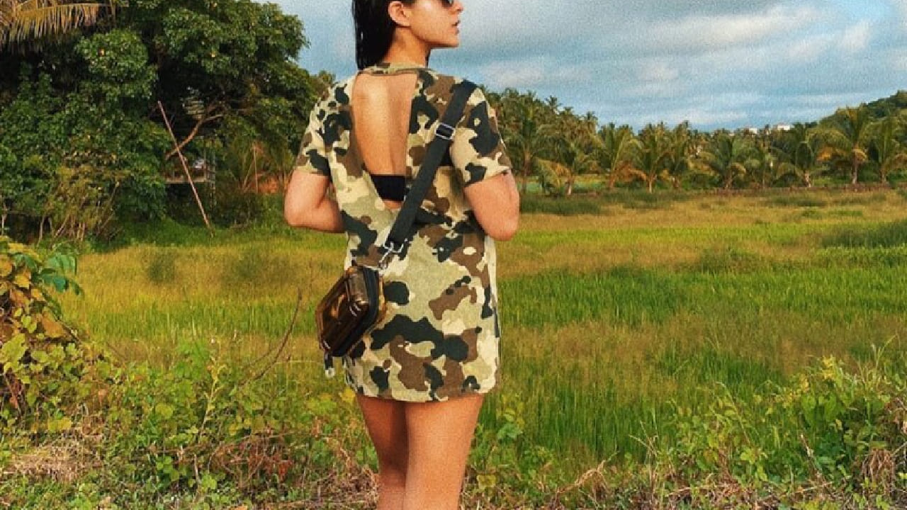 बॉलिवूडमध्ये अनेक कलाकार कोट्यवधींची कमाई करत असले तरी काही कलाकार आजही साधेपणाने आणि विचारपूर्वक खर्च करण्यावर विश्वास ठेवतात. सारा अली खान, काजोल, जॉन अब्राहम, शाहरुख खान आणि श्रद्धा कपूर यांसारखे मोठे कलाकारही पैशांच्या बाबतीत खूपच कंजूसपणे वागतात.