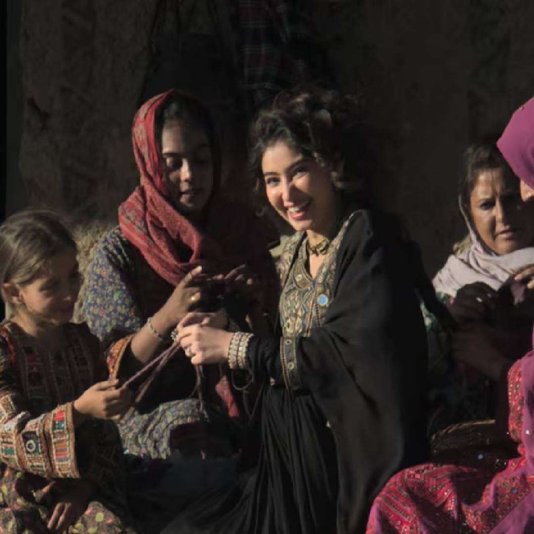 'धुरंधर : द रिव्हेंज' या चित्रपटाच्या निर्मात्यांनी एका मोठ्या ओटीटी प्लॅटफॉर्मशी कोट्यवधींची डील केली आहे. परंतु या चित्रपटाला ओटीटीवर पाहण्यासाठी प्रेक्षकांना आणखी जवळपास महिनाभर प्रतीक्षा करावी लागणार आहे. मिळालेल्या माहितीनुसार, हा चित्रपट मे महिन्याच्या अखेरीस किंवा जूनच्या सुरुवातीला स्ट्रीम होऊ शकतो. 
