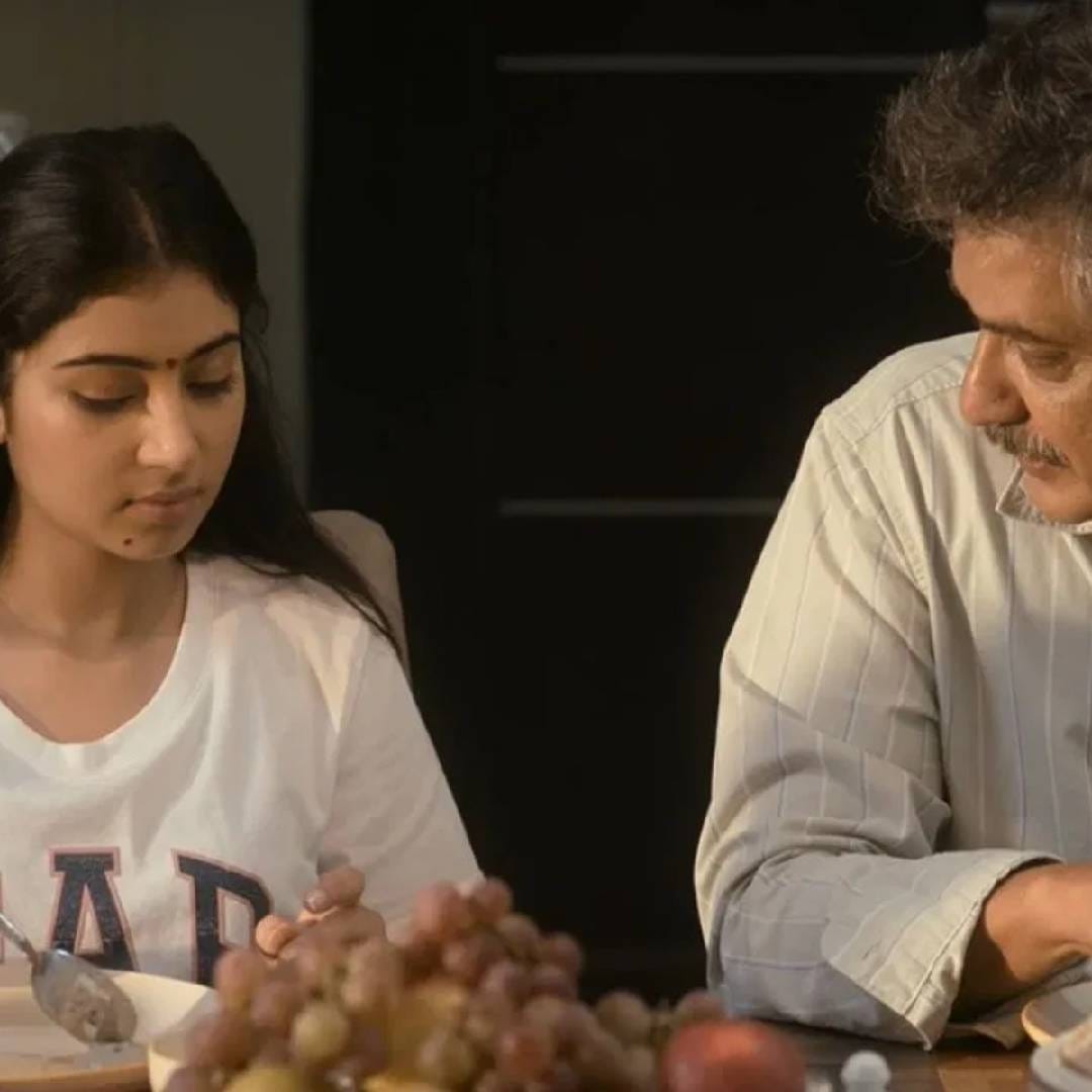 सारा अर्जुनचा 'युफोरिया' हा चित्रपट थिएटरनंतर ओटीटी प्लॅटफॉर्मवर स्ट्रीम होतोय. 'युफोरिया' हा एक सोशल थ्रिलर चित्रपट असून यामध्ये साराने अशा मुलीची भूमिका साकारली आहे, जी एका कठीण परिस्थितीत अडकते. या चित्रपटात समाजातील अनेक गंभीर मुद्द्यांना अधोरेखित करण्याचा प्रयत्न झाला आहे. 
