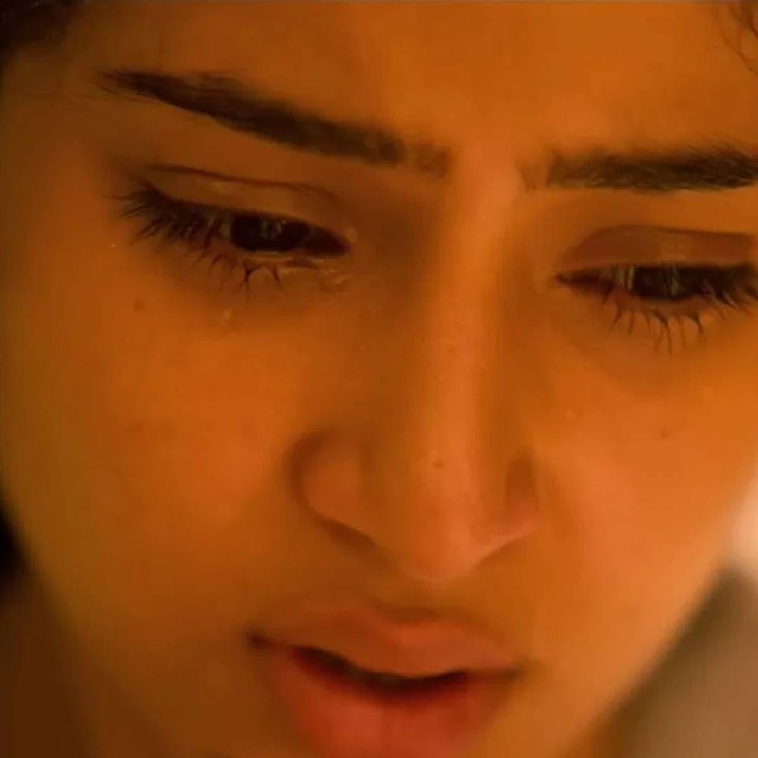 या चित्रपटात सारा अर्जुन आणि भूमिका चावला यांच्यासोबतच विग्नेश गाविरेड्डी, गौतम मेनन, पृथ्वीराज अड्डला, लिखिता यलमंचली यांच्यासारख्या कलाकारांच्या भूमिका आहेत. आयएमडीबीवर या चित्रपटाला 8.1 अशी उत्तम रेटिंग मिळाली आहे. 
