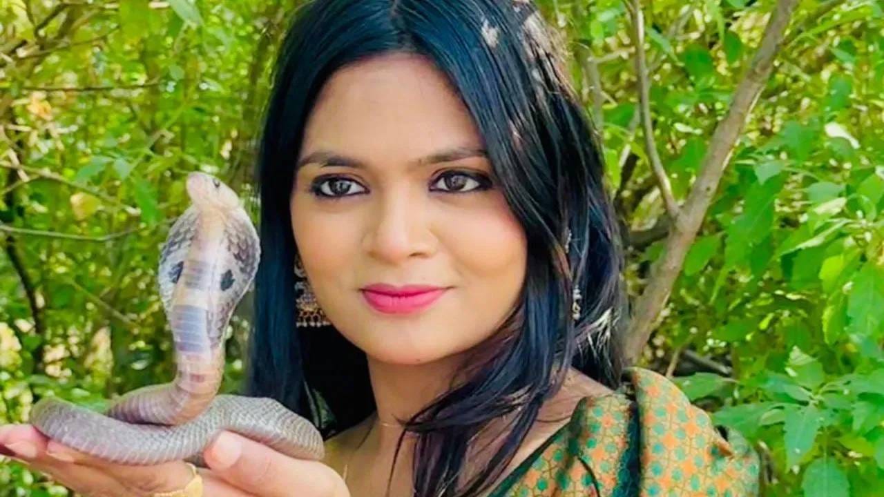 एकदा तिच्या भावाने सापाला मारुन गाडीला बांधलं. सगळ्या गावात तो ती गाडी फिरवत होता. हे पाहून साहिबाला खूप वाईट वाटलं. त्याचवेळी यापुढे सापांना वाचवायचं हे तिने ठरवलं.