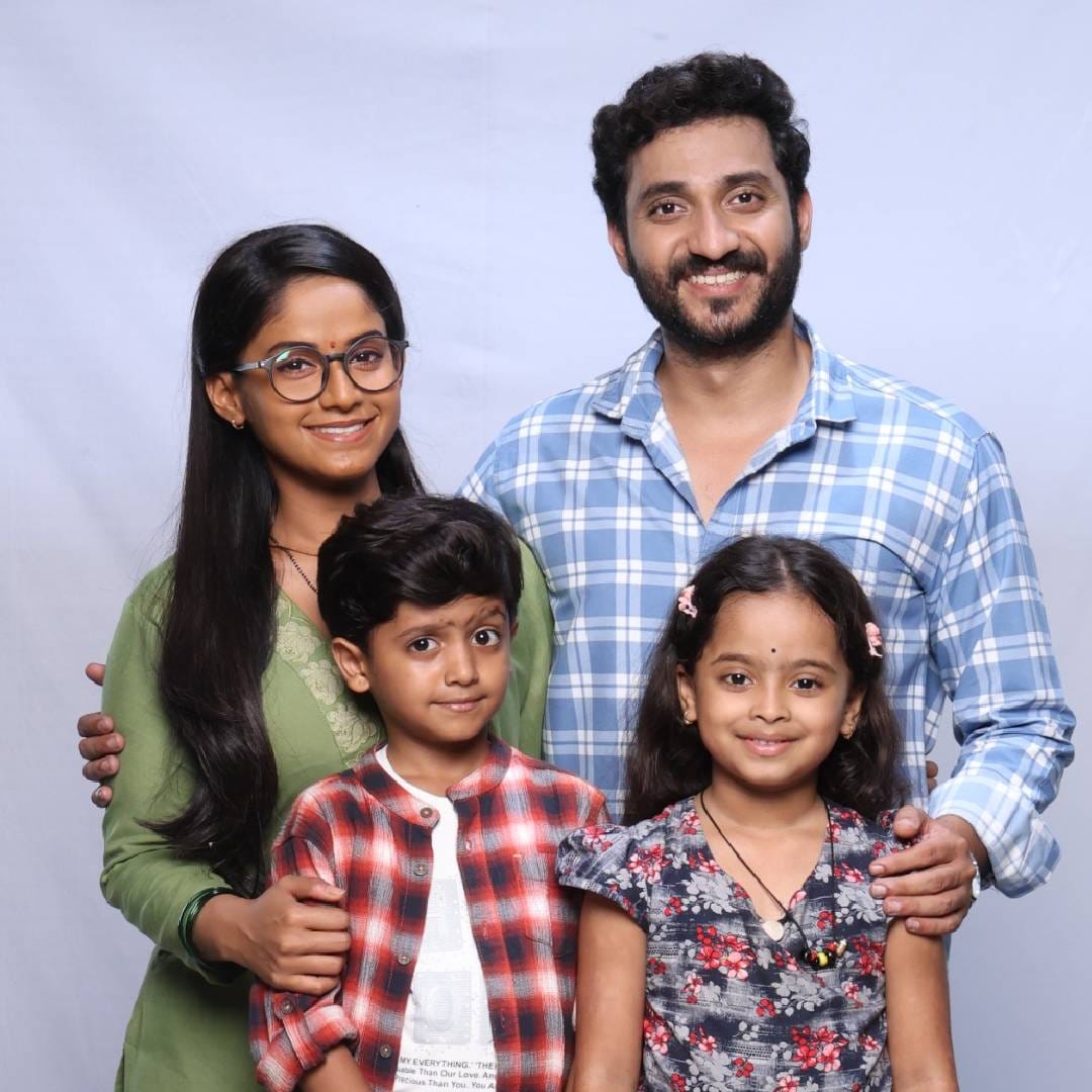 'सावळ्याची जणू सावली' मालिकेत सध्या अत्यंत थरारक वळण पाहायला मिळत आहे. रतनच्या लग्नात ओवीचा भीषण अपघात होणार असतो, मात्र सावली वेळेत पोहोचून तिला मृत्यूच्या दाढेतून वाचवणार आहे. विशेष म्हणजे, एकाच ठिकाणी असूनही सारंग आणि सावली यांची भेट होऊ शकत नाही. दरम्यान, सारंग ओवी आणि सुशीलाला घेऊन परतत असताना पोलीस त्याला अडवतात आणि रतनची फसवणूक केल्याच्या आरोपाखाली पैसे जप्त करून त्यांना गावाबाहेर काढतात. यातून पोलिसांचं रतनशी असलेलं साटंलोटं समोर येतं. सुशीलाला न्याय मिळवून देण्यासाठी सारंग पुन्हा गावात येतो, पण यादरम्यान गुंड ओवीच्या मागे लागतात. यात सावली तिचं रक्षण करणार आहे. यामुळे दोघींमध्ये मैत्रीचे नात निर्माण होणार आहे. आता सारंग जेव्हा ओवीला न्यायला येईल, तेव्हा तो आणि सावली समोरासमोर येतील का हे पाहणं औत्सुक्याचं ठरेल.