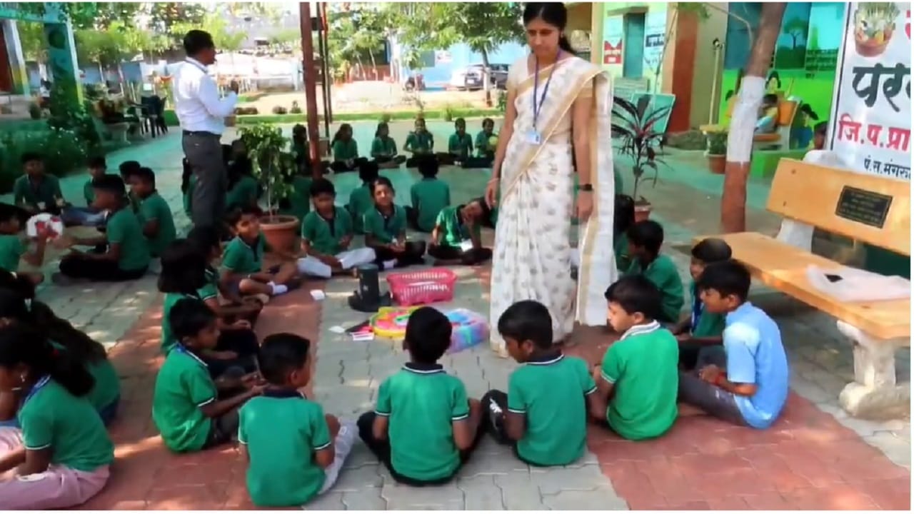 याशिवाय सेंद्रिय परसबाग, गांडूळ खत प्रकल्प, शालेय बँक, वाचनालय, स्वच्छता अभियान आणि विविध उपक्रमांच्या माध्यमातून विद्यार्थ्यांचा सर्वांगीण विकास साधला जात आहे. शिक्षणासोबतच संस्कार, स्वावलंबन, पर्यावरण जागरूकता आणि व्यवहारिक ज्ञान यांचा समन्वय घडवून आणणारी ही शाळा आज खऱ्या अर्थाने आदर्श ठरत असून, इतर शाळांसाठी प्रेरणादायी मॉडेल बनत आहे. 