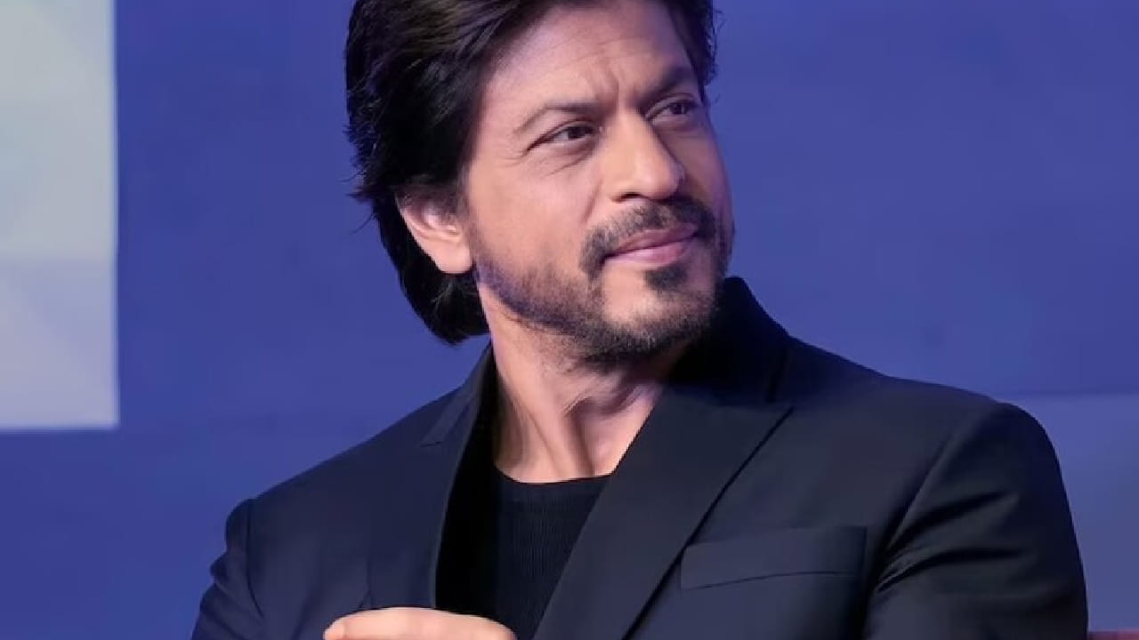 बॉलिवूडचा किंग शाहरुख खान हा सर्वात श्रीमंत अभिनेत्यांपैकी एक आहे. मात्र, तोही पैशांच्या बाबतीत खूप विचारपूर्वक निर्णय घेतो. मोठी संपत्ती असूनही तो अनावश्यक खर्च टाळण्यावर भर देतो.