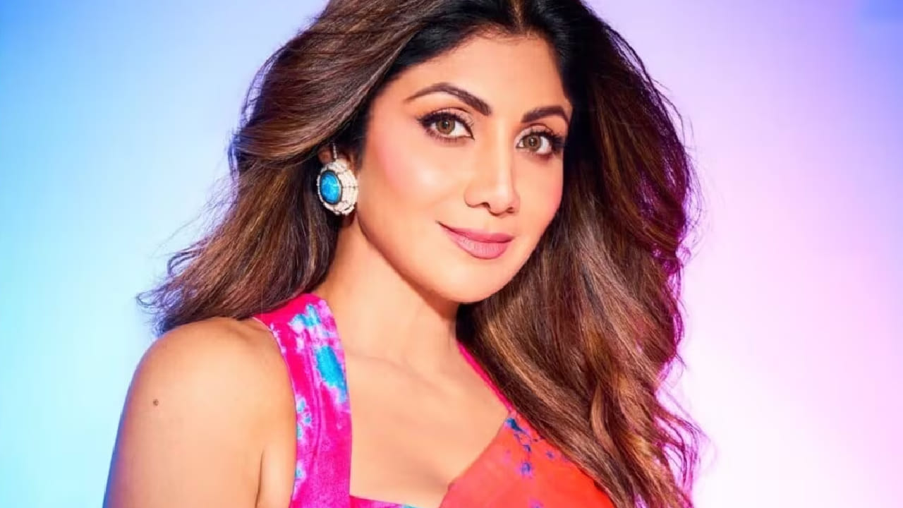 शिल्पा शेट्टी हिने 1993 मध्ये बाजीगर मधून पदार्पण केलं. सुरुवातीला तिला फारसं यश मिळालं नाही, पण तिने चिकाटी सोडली नाही. धड़कन या चित्रपटाने तिच्या करिअरला नवी दिशा दिली. तिने केवळ चित्रपटांपुरते स्वतःला मर्यादित न ठेवता आंतरराष्ट्रीय स्तरावरही ओळख निर्माण केली. 'बिग ब्रदर' जिंकून ती जागतिक स्तरावर प्रसिद्ध झाली. फिटनेस, योग आणि टीव्ही शोमुळे ती सतत चर्चेत राहिली. अलीकडे सुखी या चित्रपटातील तिच्या भूमिकेचंही कौतुक झालं. त्यामुळेच ती आजही इंडस्ट्रीत सक्रिय आहे.