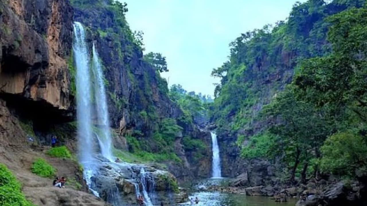 टिंचा फॉल्सच्या जवळच, खंडवा रोडवर असलेला मोहादी वॉटरफॉल इंदौरपासून सुमारे 30-35 किमी अंतरावर आहे. शांत वातावरण, हिरवळ आणि निसर्गाच्या सान्निध्यात वेळ घालवण्यासाठी हे ठिकाण उत्तम आहे. येथे पोहोचण्यासाठी काही अंतर पायी चालावे लागते कारण रस्ता कच्चा आहे.
