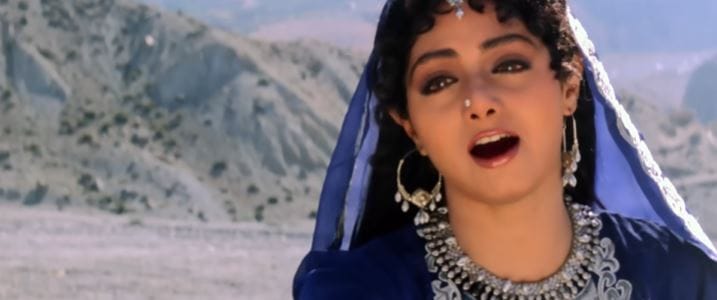 श्रीदेवीने नव्वदचे दशक चांगलेच गाजवले. त्या काळातील तिच्या चित्राटांत अनेक प्रसिद्ध गाणे आहेत. यातीलच एक गाणे आजही तेवढ्याच आवडीन ऐकले जाते. हे गाणे ऐकून काही लोकांचे डोळे तर चिंब होतात. प्रेम, विरहाने ओतप्रेत असलेलं हे गाणं चांगलंच प्रसिद्ध आहे. 