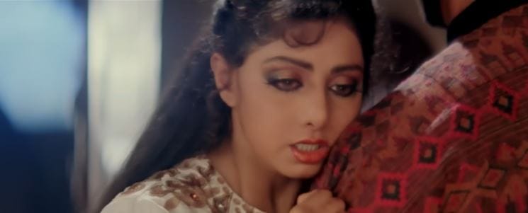 या गीतामध्ये श्रीदेवीने केलेला अभिनयही पाहण्यासारखा आहे. आपल्या प्रियकराला ती मला सोडून नको जाऊ असे आर्जव ती करताना दिसतेय. तर या गीतात अमिताभ बच्चनही मी काहीही झालं तरी परत येईल, असे सांगत मला जाण्यासाठी परवानगी दे असं बोलताना दिसतोय. म्हणूनच हे गाणे आजही लोकप्रिय आहे. 