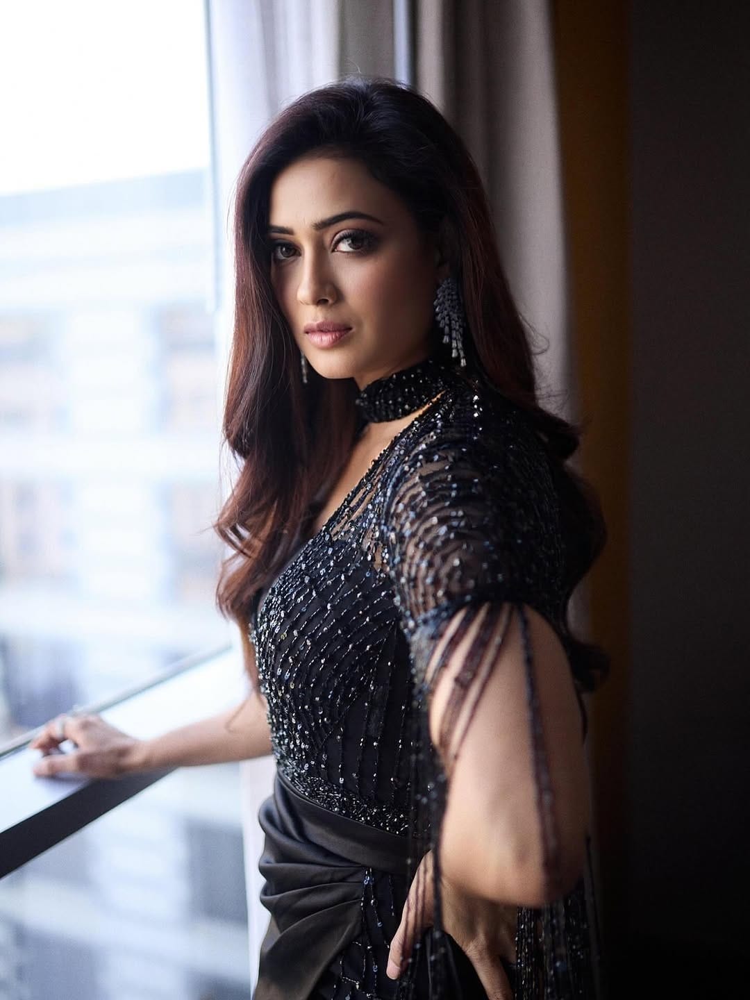 अभिनेत्री श्वेता तिवारी हिच्याबद्दल सांगायचं झालं तर, अभिनेत्रीला आज कोणत्याच ओळखीची गरज नाही. अभिनेत्रीने अनेक मलिका आणि सिनेमांमध्ये दमदार भूमिका साकारत चाहत्यांचं मनोरंजन केलं. पण आता श्वेता तिच्या कोणत्या भूमिकेमुळे नाही तर, फोटोंमुळे चर्चेत आली आहे.