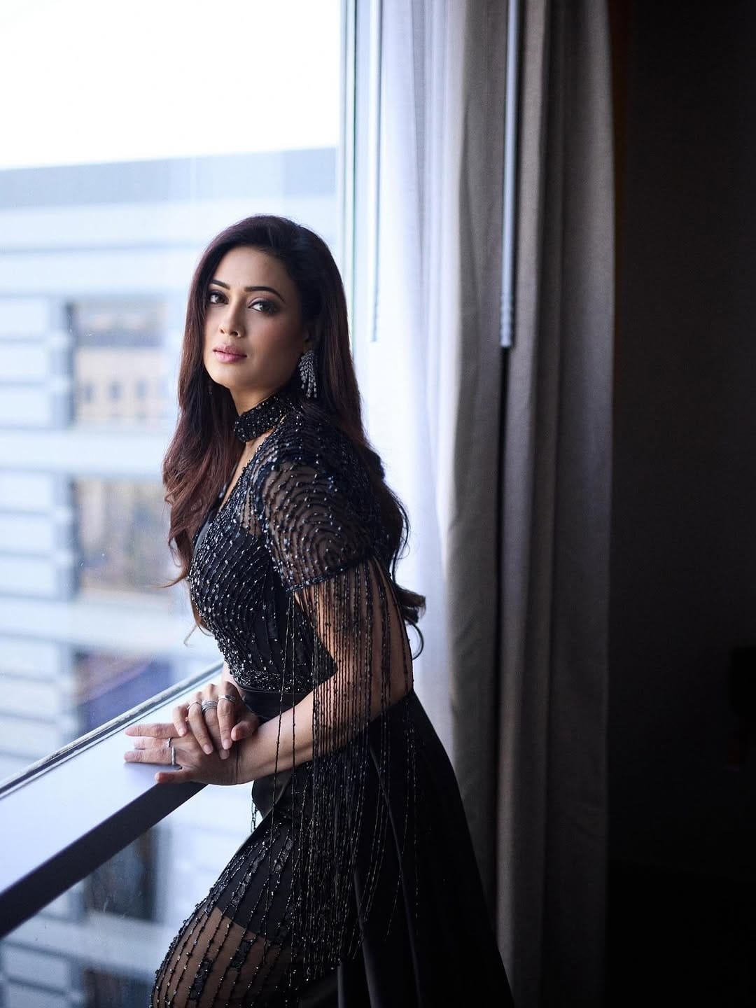 काळ्या रंगाच्या ड्रेसमध्ये अभिनेत्रीने क्लासी आणि ग्लॅमरस फोटो पोस्ट केले आहेत. सध्या सर्वत्र फक्त आणि फक्त श्वेता हिच्या फोटोंची चर्चा रंगली आहे. टीव्ही अभिनेत्री श्वेता तिवारी कायम सोशल मीडियावर पोस्ट करत असते. चाहते देखील अभिनेत्रीच्या प्रत्येक लूकवर लाईक्स आणि कमेंटचा वर्षाव करत असतात...