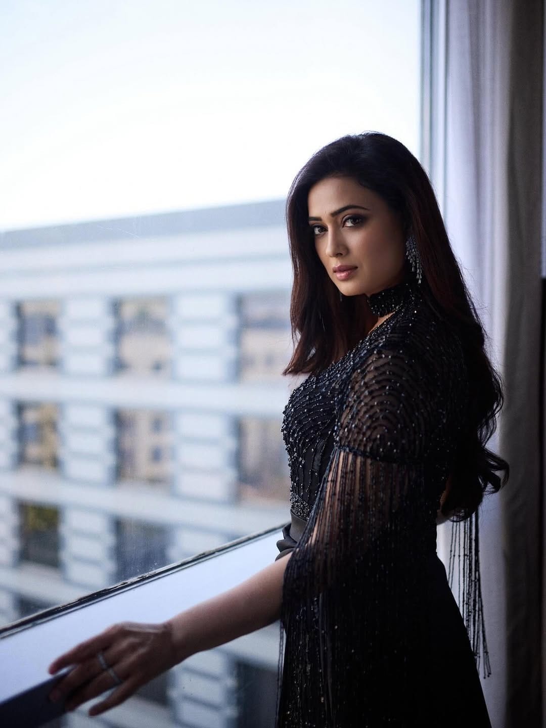 श्वेता तिवारी हिची लेक पलक तिवारी हिच्याबद्दल सांगायचं झालं तर पलक देखील आई सारखीच क्लासी आणि ग्लॅमरस दिसते. पलक हिने देखील मोठ्या पडद्यावर पदार्पण केलं आहे. अभिनेता सलमान खान याच्या सिनेमातून पलक हिने बॉलिवूडमध्ये पदार्पण केलं.