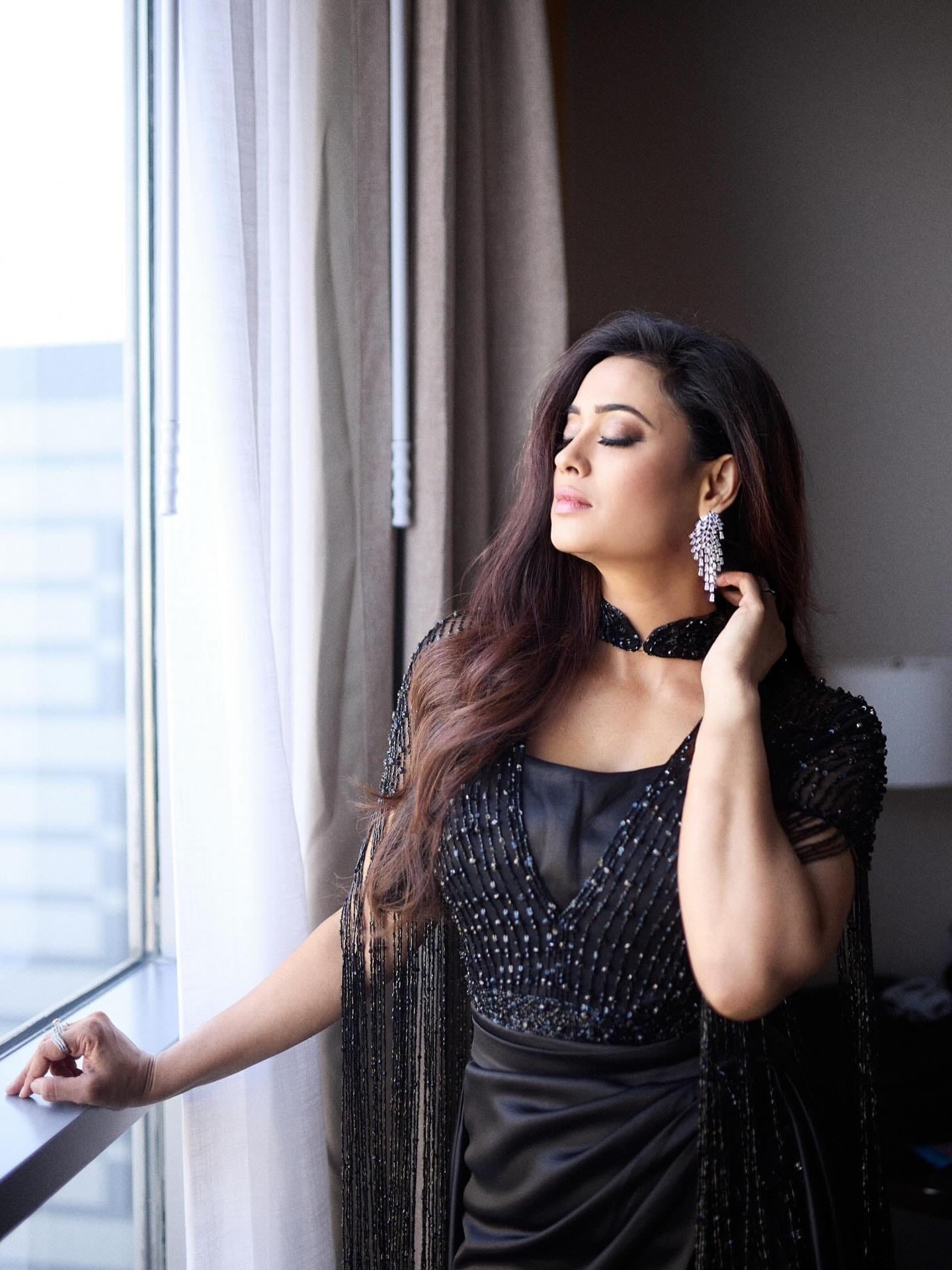 टीव्ही इंडस्ट्रीत फिटनेस आणि सौंदर्याचा विषय असेल, तर श्वेता तिवारीचं नाव सर्वात आधी घेतलं जातं. पण अजून एक अभिनेत्री आहे, जी वयाच्या पंचेचाळीशीत आपला फिटनेस , ग्लोइंग स्किन आणि स्टायलिश लूकने श्वेता तिवारीला कडवी टक्कर देत आहे. 