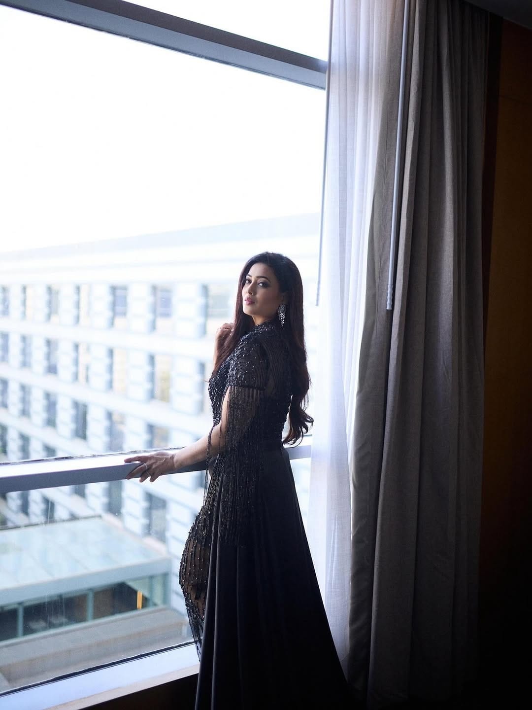 हिंदी मालिका बॉलिवूडमध्ये आपल्या अभिनयाची जादू दाखवणाऱ्या श्वेताच्या चाहत्यांची संख्या देखली मोठी आहे. अभिनेत्री कायम चाहत्यांना फॅशन गोल्स देत असते. श्वेता तिवारीचा हा लूक तुम्ही देखील कोणत्याही कार्यक्रमात फॉलो करु शकता...