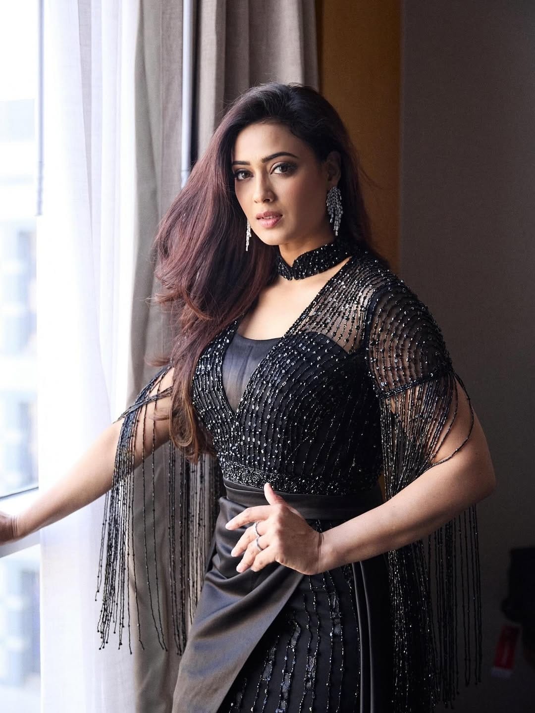 श्वेता तिवारी फक्त टीव्ही विश्वातच नाही तर सोशल मीडियावर देखील कायम सक्रिय असते. सोशल मीडियावर तिच्या चाहत्यांची संख्या देखील फार मोठी आहे. चाहत्यांच्या संपर्कात राहण्यासाठी अभिनेत्री कायम स्वतःचे फोटो आणि व्हिडीओ सोशल मीडियावर पोस्ट करत असते.