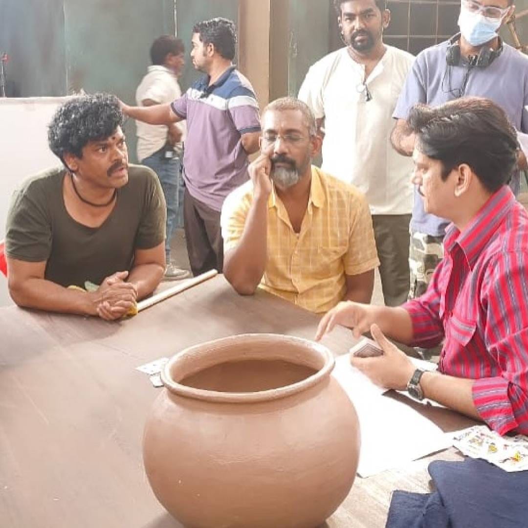 नागराज मंजुळे दिग्दर्शित 'मटका किंग' ही वेब सीरिज प्राइम व्हिडीओ या ओटीटी प्लॅटफॉर्मवर प्रेक्षकांच्या भेटीला आली आहे. या सीरिजमध्ये अभिनेता सिद्धार्थ जाधवने महत्त्वपूर्ण भूमिका साकारली आहे. यानिमित्त त्याने सोशल मीडियावर नागराज मंजुळेंसाठी खास पोस्ट लिहिली आहे. 
