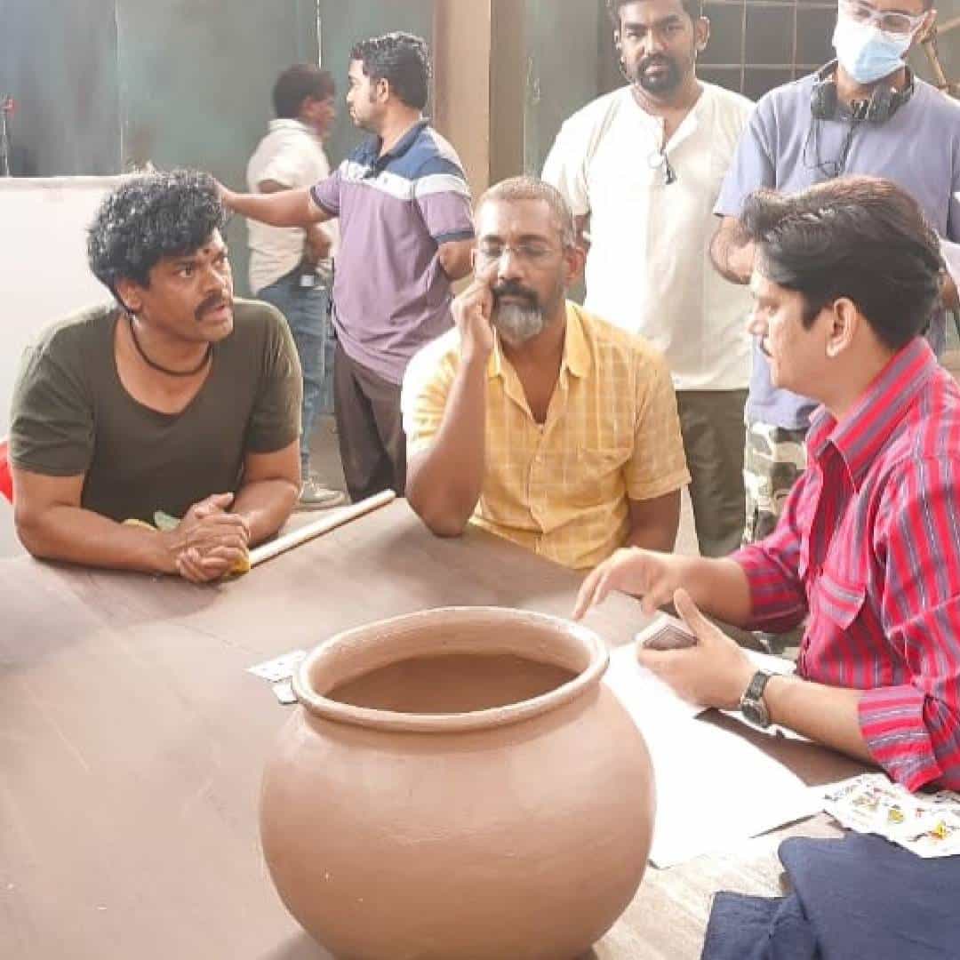 नागराज मंजुळे दिग्दर्शित 'मटका किंग' ही वेब सीरिज प्राइम व्हिडीओ या ओटीटी प्लॅटफॉर्मवर प्रेक्षकांच्या भेटीला आली आहे. या सीरिजमध्ये अभिनेता सिद्धार्थ जाधवने महत्त्वपूर्ण भूमिका साकारली आहे. यानिमित्त त्याने सोशल मीडियावर नागराज मंजुळेंसाठी खास पोस्ट लिहिली आहे.