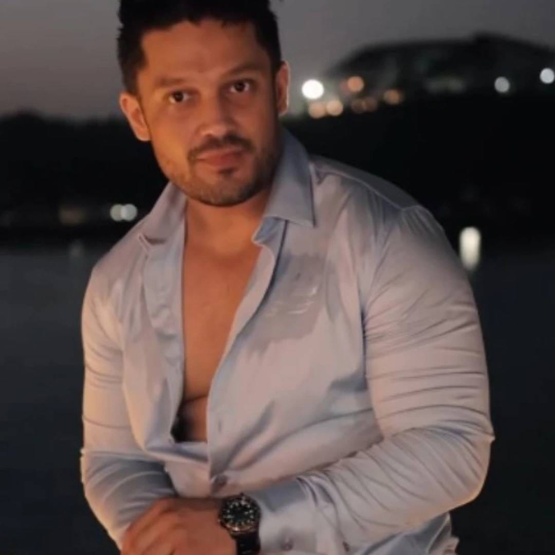 बिग बॉस 5 फेम वीजे आणि अभिनेता सिद्धार्थ भारद्वाजचं खासगी आयुष्य खूप अडचणीचं होतं. लहानपणापासून घरात तो छळाचा वातावरण पाहून मोठा झालाय. सिद्धार्थने अलीकडे सिद्धार्थ कननशी बोलताना सांगितलं की, त्याचे वडिल एक गँगस्टर होते. लोकांना मारहाण करणं, त्यांना धमकावणं हे त्यांचं रोजचं काम होतं. 