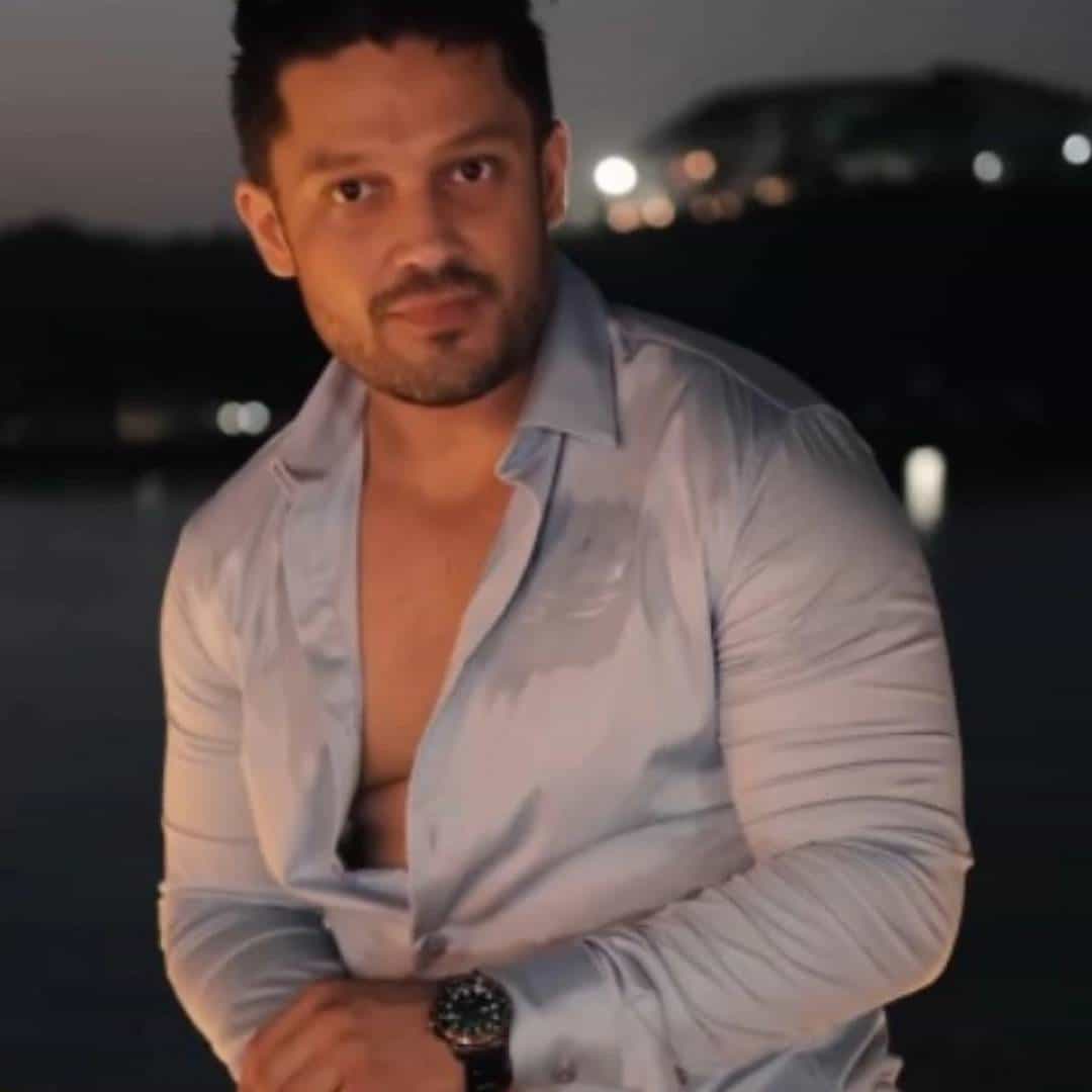 बिग बॉस 5 फेम वीजे आणि अभिनेता सिद्धार्थ भारद्वाजचं खासगी आयुष्य खूप अडचणीचं होतं. लहानपणापासून घरात तो छळाचा वातावरण पाहून मोठा झालाय. सिद्धार्थने अलीकडे सिद्धार्थ कननशी बोलताना सांगितलं की, त्याचे वडिल एक गँगस्टर होते. लोकांना मारहाण करणं, त्यांना धमकावणं हे त्यांचं रोजचं काम होतं.