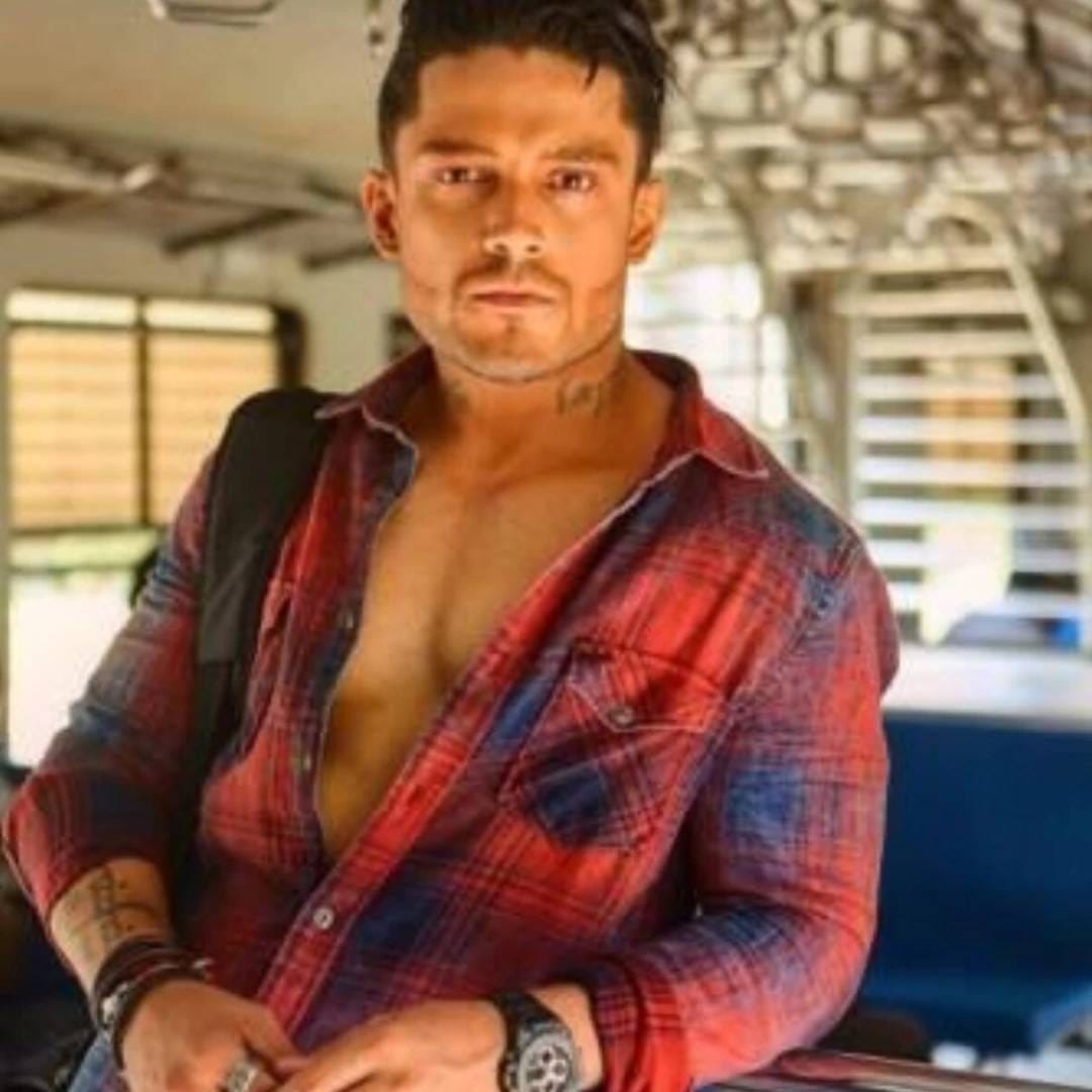  माझे वडिल रागाच्या भरात आईला मारायचे. सिद्धार्थ म्हणाला की, वडिले जे बूट घालायचे त्यानेच ते आईला मारायचे. जेव्हा लोक म्हणतात की, आम्ही डिप्रेशनमध्ये आहोत, तेव्हा आम्ही म्हणतो आम्ही तर मरुन गेलेलो. जो पर्यंत माणूस श्रीमंत होत नाही, फेमस नसतो, तो पर्यंत त्याला कोणी विचारत नाही. आम्ही असं बालपण घालवलं आहे. 