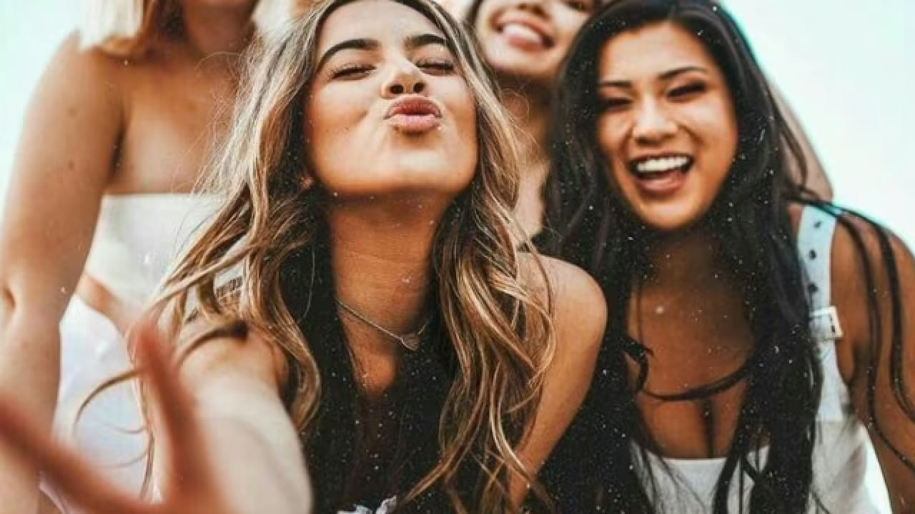 याशिवाय, सिंगल लोकांची झोपही तुलनेने अधिक चांगली आणि पूर्ण होते. कोणत्याही प्रकारचा भावनिक ताण किंवा नात्यातील अपेक्षांचा दबाव नसल्याने मानसिक आरोग्य सुधारण्यास मदत होते. जबाबदाऱ्या कमी असल्याने ते अधिक मन-मोकळ्यापणाने जीवन जगू शकतात.