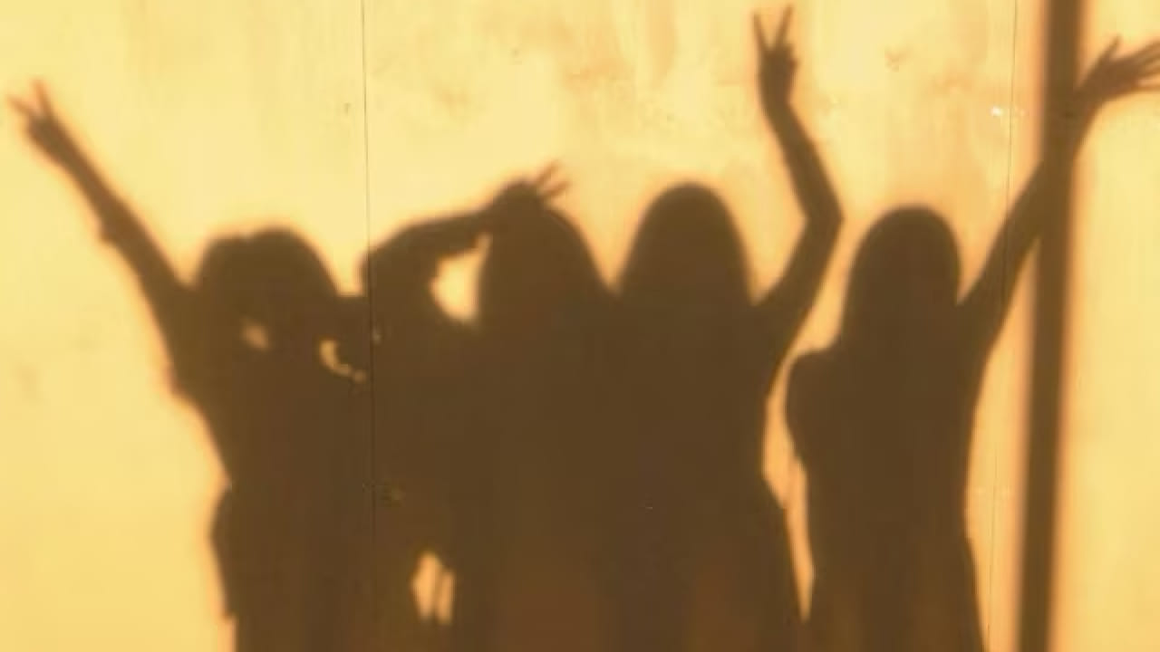 सिंगल राहण्यामागे केवळ वैयक्तिक पसंतीच नाही तर त्याचे अनेक फायदेही असल्याचे समोर येत आहे. सिंगल राहणाऱ्या व्यक्तींना स्वतःसाठी अधिक वेळ मिळतो. ते आपल्या आवडी-निवडींवर लक्ष केंद्रित करू शकतात आणि आयुष्याचा आनंद मनमोकळेपणाने घेऊ शकतात. 