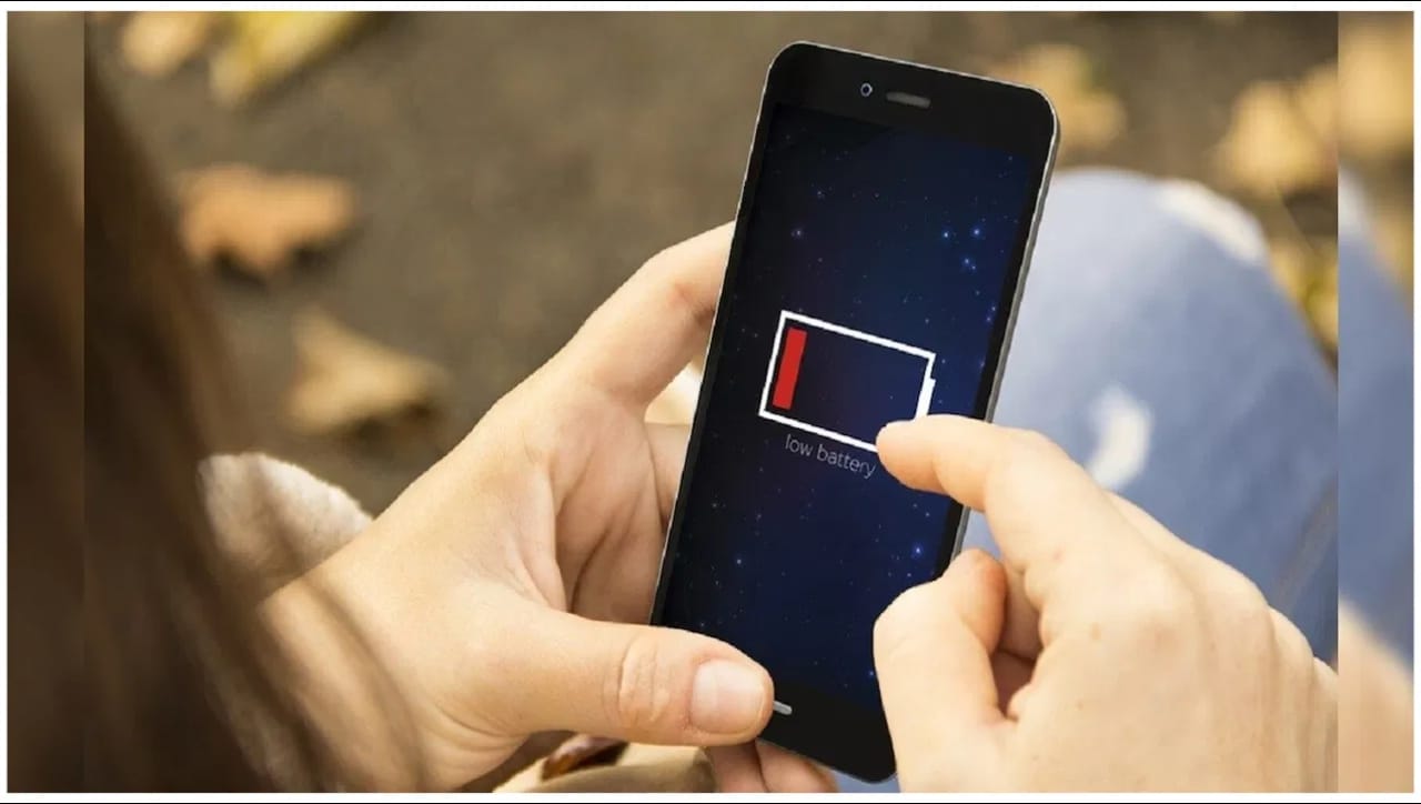 आजच्या वेगवान युगात स्मार्टफोन हा आपल्या जीवनाचा अविभाज्य भाग आहे. मात्र, कामाच्या गडबडीत फोनची बॅटरी संपली की मोठी अडचण निर्माण होते. स्मार्टफोनचा वाढता वापर आणि चुकीच्या सवयी बॅटरीच्या आयुष्यावर परिणाम करतात.