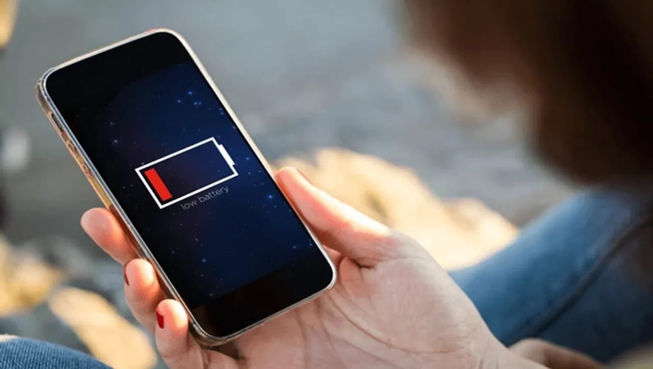 साधारणपणे बॅटरी २० ते ८० टक्क्यांच्या दरम्यान ठेवणे हे तिच्या आरोग्यासाठी सर्वात उत्तम असते. तसेच फोन चार्ज करताना नेहमी मूळ चार्जरचाच वापर करावा आणि अति उष्ण ठिकाणी चार्जिंग करणे टाळावे. हे लहान बदल केल्यास तुमच्या स्मार्टफोनची बॅटरी दिवसातून जास्त वेळ टिकेल. तसेच तिची कार्यक्षमताही वर्षानुवर्षे उत्तम राहील.