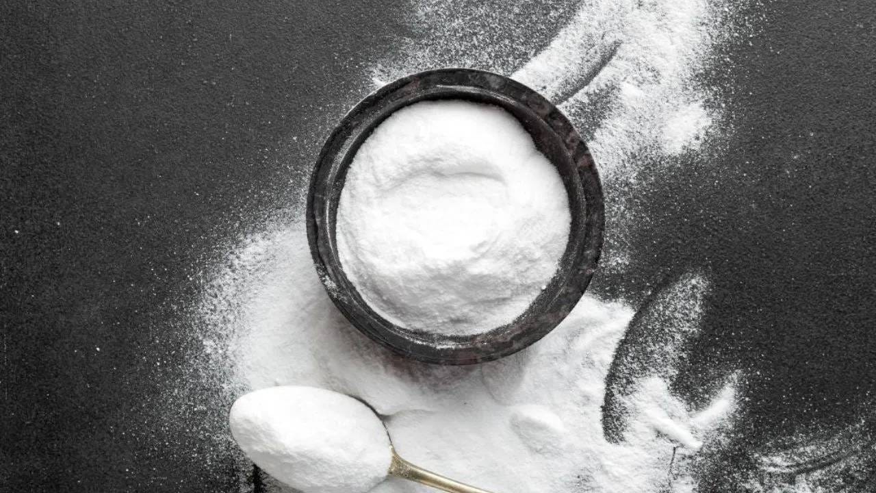 बेकिंग सोडा, ज्याला सोडियम बायकार्बोनेट असेही म्हणतात, याचा उपयोग सामान्यतः केक आणि ब्रेडसारखे भाजलेले पदार्थ फुगवण्यासाठी केला जातो. दही आणि लिंबू यांसारख्या घटकांमध्ये मिसळल्यावर, तो वायूचे बुडबुडे तयार करतो, ज्यामुळे भाजलेले पदार्थ फुगतात आणि बाहेरून मऊ व कुरकुरीत राहतात. बेकिंग सोडाच्या अल्कधर्मी गुणधर्मांमुळे तो अनेक कामांसाठी उपयुक्त ठरतो. चला, किचन सोडून त्याचे उपयोग जाणून घेऊया.