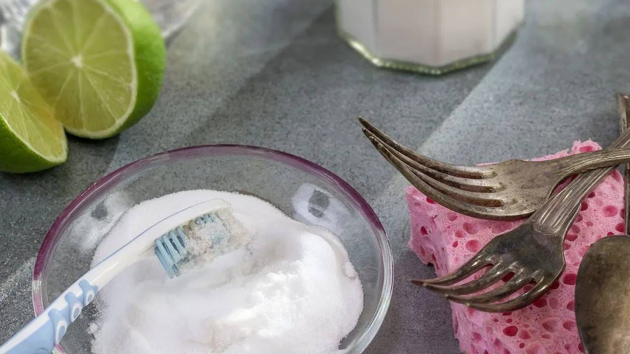 कपडे  होतील चमकदार: बेकिंग सोडा कपड्यांवरील डाग काढण्यासाठी खूप प्रभावी आहे. यासाठी, डिटर्जंटमध्ये 2-3 मोठे चमचे बेकिंग सोडा घालून कपडे धुवा. यामुळे तुमचे कपडे अधिक चमकदार दिसतील. कारण बेकिंग सोडा हे एक क्षार आहे. त्यामुळे घाण सहजपणे निघून जाते. जर तुमच्या कपड्यांवर न निघणारा डाग असेल, तर बेकिंग सोडा आणि लिंबाची पेस्ट बनवून ती डागावर काही मिनिटे लावून ठेवा. त्यानंतर साबणाने स्वच्छ करा. कपडे स्वच्छ होतील आणि चमकू लागतील. 