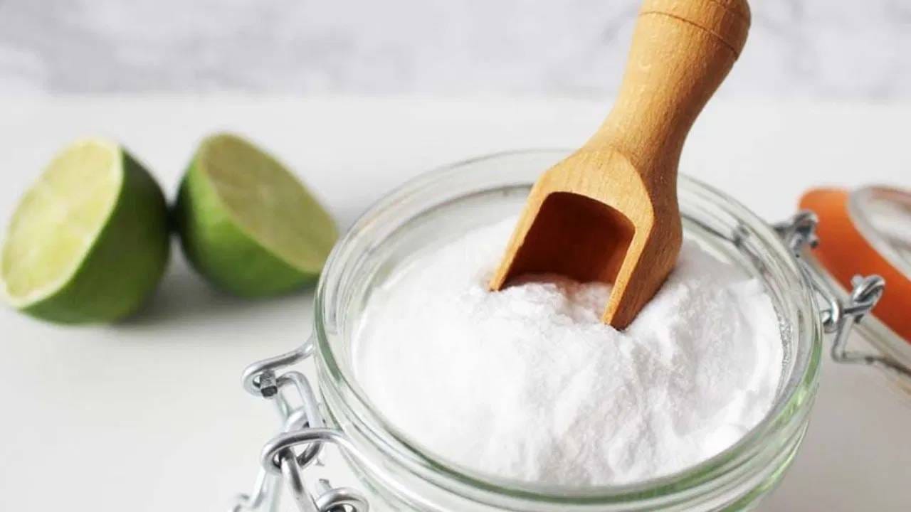 बाथरूमही होईल स्वच्छ : जर तुम्हाला तुमच्या बाथरूममध्ये, टाइल्सवर, परशीवर असलेली घाण, साबणाचे डाग आणि खारट पाण्याच्या खुणा साफ करण्यात अडचण येत असेल, तर बेकिंग सोडा वापरून पहा. यामुळे तुमची बरीच मेहनत आणि एनर्जी , दोन्ही वाचू शकतं. बेकिंग सोडा आणि व्हिनेगर एकत्र करून एक मिश्रण तयार करा. त्यात थोडं कोमट पाणी घाला आणि ते डाग पडलेले भाग, फरशीवर भागांवर लावा. ते किमान 10 ते 15 मिनिटे तसेच राहू द्या.