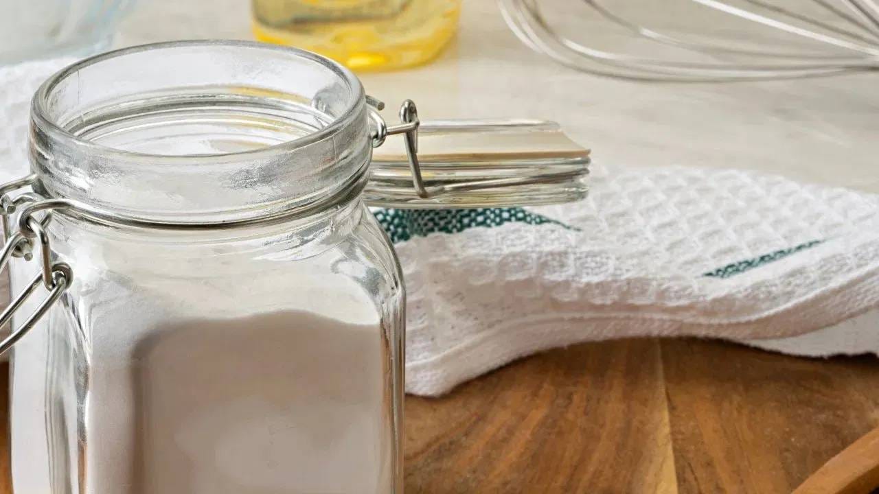 चांदीची भांडी चमकवा: तुमच्या घरात चांदीची भांडी किंवा दागिने असल्यास, ती स्वच्छ करण्यासाठी देखील तुम्ही बेकिंग सोडा वापरू शकता. काही वापरानंतर चांदीच्या भांड्यांवर डाग पडू लागतात, त्यामुळे त्यांना पॉलिश करण्याची किंवा स्वच्छ करण्याची गरज भासते. अशा वेळी झटपट उपाय हवा असेल तर कोमट पाण्यात बेकिंग सोडा मिसळा. चांदीची भांडी या द्रावणात काही मिनिटे भिजवून ठेवा. त्यानंतर, स्पंज किंवा मऊ ब्रशने ती स्वच्छ करा. ती नव्या सारखी चमकू लागतील.   ( डिस्क्लेमर : या आर्टिकलमध्ये देण्यात आलेली माहिती व उपाय हे सामान्य ज्ञानावर आधारित आहेत. ते अवलंबण्यापूर्वी तज्ज्ञांचा सल्ला जरूर घ्यावा.)