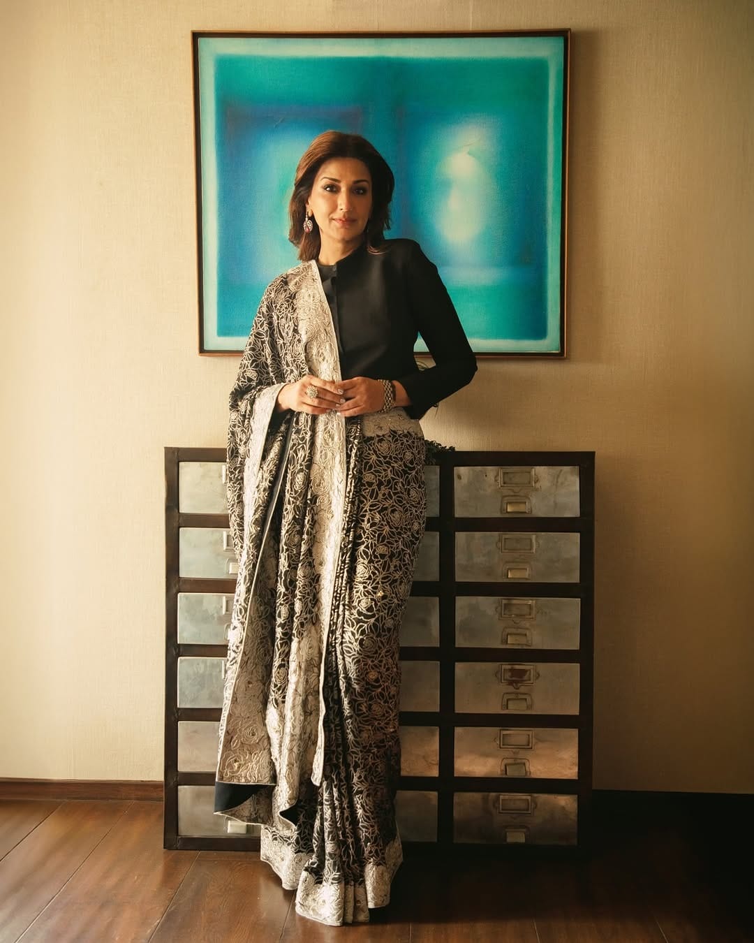 सध्या सर्वत्र अभिनेत्रीच्या फोटोंची चर्चा रंगली आहे. सोनाली बेंद्रे हिला आज कोणत्याच ओळखीची गरज नाही. सोनाली आज बॉलिवूडपासून दूर असली तरी सोशल मीडियावर कायम सक्रिय असते. तिच्या प्रत्येक पोस्टवर चाहते लाईक्स आणि कमेंटचा वर्षाव करत असतात.  