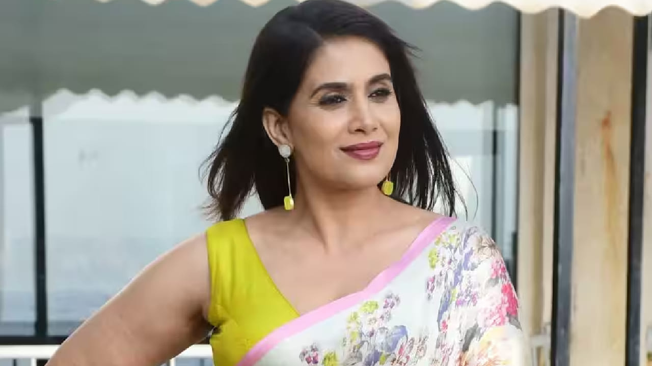 कलाकारांसाठी आर्थिक साक्षरता खूप महत्त्वाची आहे आणि यासाठी वर्कशॉप्स घेण्याची तिची इच्छा आहे. सोनालीने आपल्या आयुष्यातील कठीण काळाबद्दलही मनमोकळेपणाने भाष्य केले. 'मी आयुष्यात मोठी किंमत मोजली आहे. चुकीची माणसं आयुष्यात आल्यावर किती नुकसान होऊ शकतं हे मी अनुभवलं आहे. फायनान्सचं ज्ञान नसल्यामुळे माझे खूप पैसे वाया गेले असं ती म्हणाली.