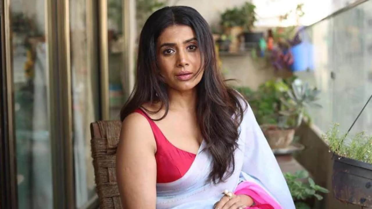 मराठीसह हिंदी चित्रपटसृष्टीत आपल्या दमदार अभिनयाने वेगळी ओळख निर्माण करणारी सोनाली कुलकर्णी ही केवळ उत्कृष्ट अभिनेत्रीच नाही तर एक संवेदनशील लेखिका म्हणूनही ओळखली जाते. तिच्या व्यक्तिमत्त्वाचा हा वेगळा पैलू तिच्या ‘So Kul’ या पुस्तकातून समोर आला आहे.