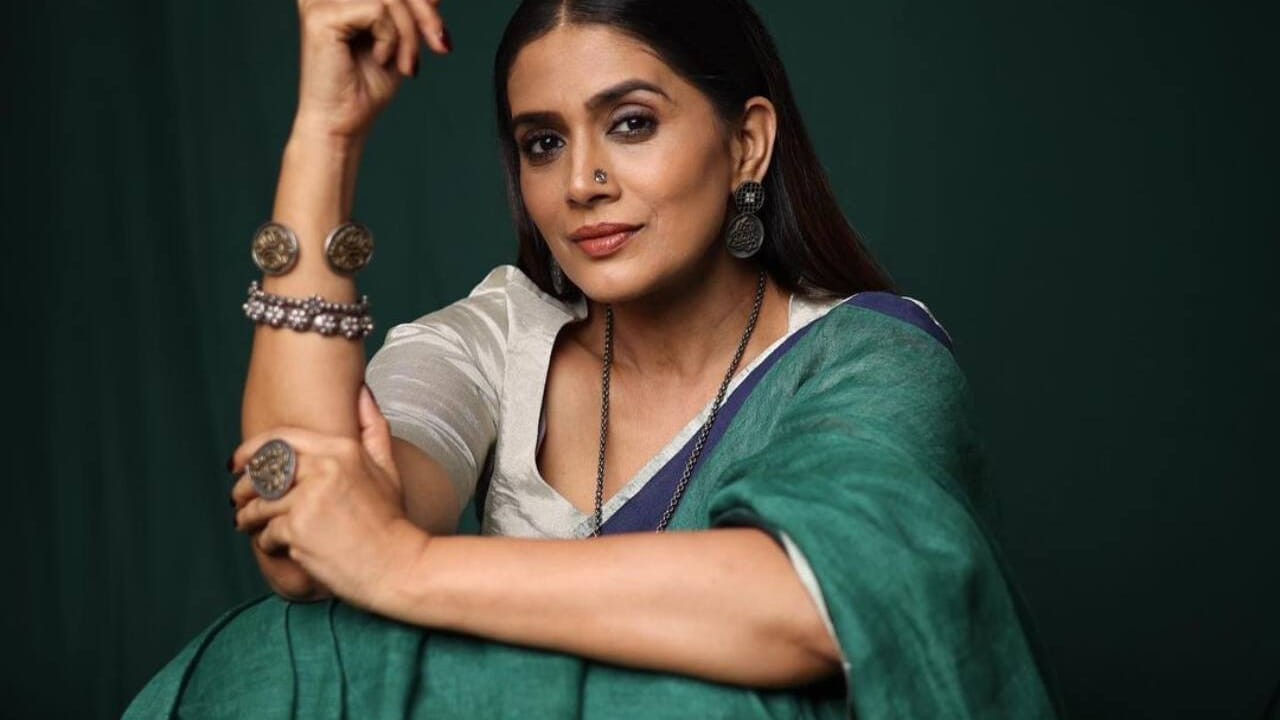 अलीकडेच The Kanchan Adhikari Show मध्ये दिलेल्या मुलाखतीत सोनालीने आर्थिक शिस्तीबाबत आपले विचार मांडले. ती म्हणाली की मला माझी आर्थिक घडी नीट ठेवायला आवडते. बँक टॅक्स टीडीएस यांसारखी सगळी कामं मी स्वतः करते. माझे फायनान्स मी स्वतः मॅनेज करते.