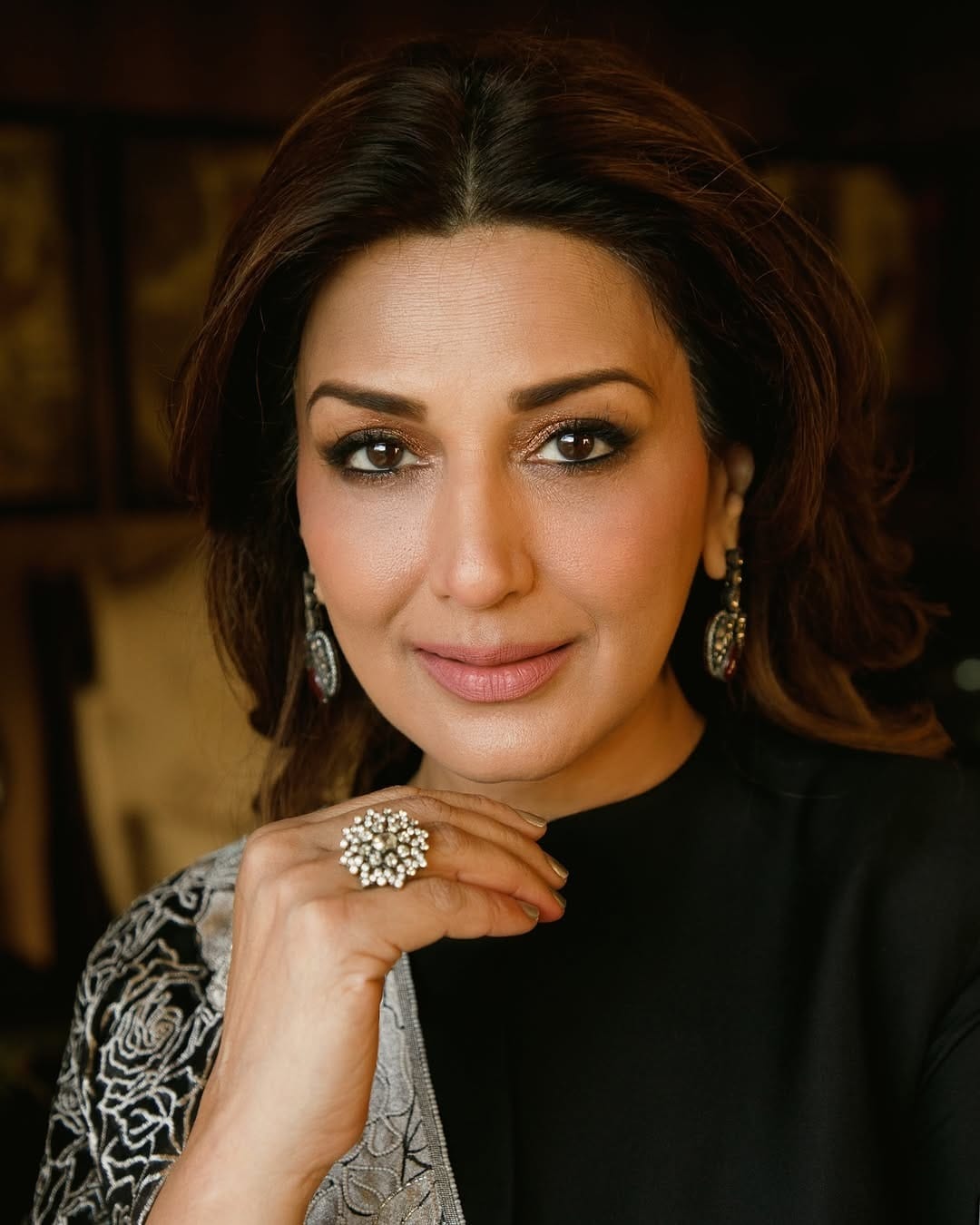 अभिनेत्री सोनाली बेंद्रे हिने अनेक सिनेमांमध्ये दमदार भूमिका साकारत चाहत्यांचं मनोरंजन केलं. आजही अभिनेत्रीचे सिनेमे चाहते तितक्याच आवडीने पाहातात आणि सोनाली हिची एक झलक  बघण्यासाठी देखील चाहते उत्सुक असतात.  