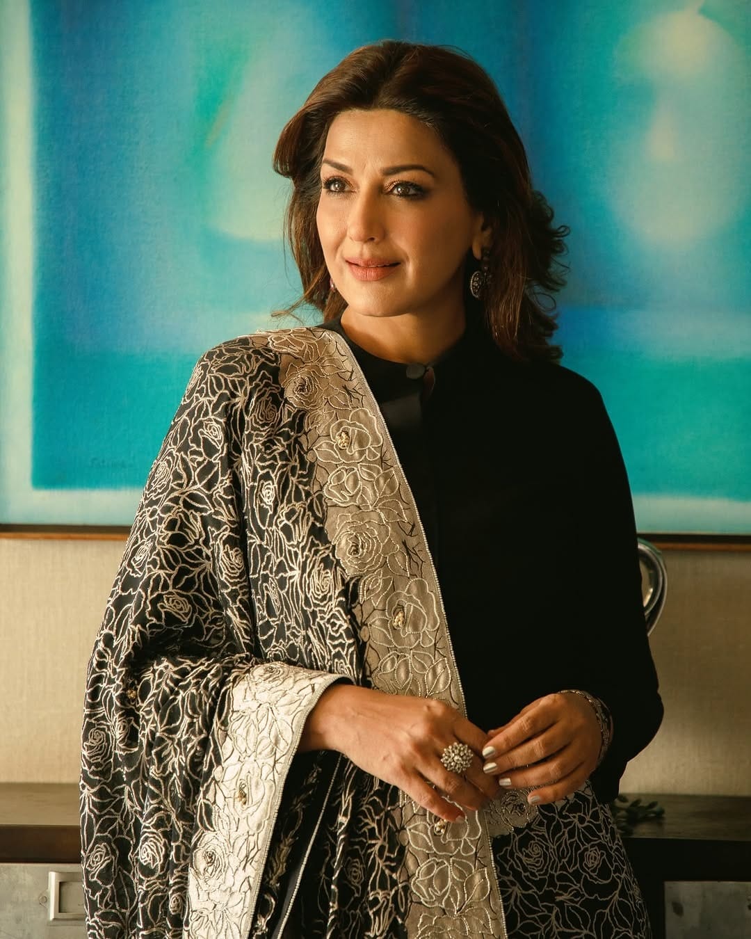 सोनाली हिने काळ्या रंगाचा ब्लाऊज आणि पांढऱ्या रंगाच्या साडीवर रेखीव डिझाईन असलेली साडी नेसली आहे. चाहत्यांना देखील अभिनेत्रीचा लूक प्रचंड आवडला आहे. आज वयाच्या 50 व्या वर्षी देखील अभिनेत्री चाहत्यांना फॅशन गोल्स देते. आता देखील अभिनेत्रीचे काही फोटो तुफान व्हायरल होत आहे.  