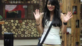 बिग बॉसच्या जेवणात मेलेले उंदीर अन् झुरळे, या अभिनेत्रीचा गंभीर आरोप