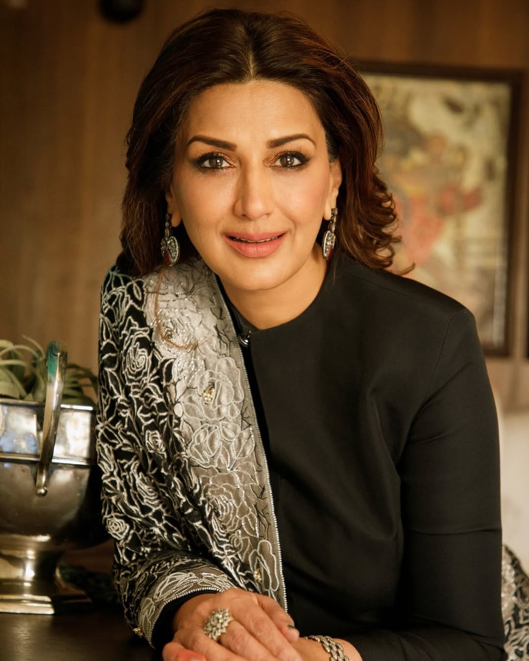 वयाच्या 50 व्या वर्षी देखील सोनाली हिचं सौंदर्य कमी झालेलं नाही. महत्त्वाची गोष्ट म्हणजे, कॅन्सरवर मात केल्यानंतर अभिनेत्रीने पुन्हा फिटनेसकडे लक्ष दिलं आहे. अभिनेत्री चाहत्यांना फॅशन गोल्य देखील देत असते. अभिनेत्री  कायम वेगवेगळ्या लूकमध्ये फोटो पोस्ट करत असते.  