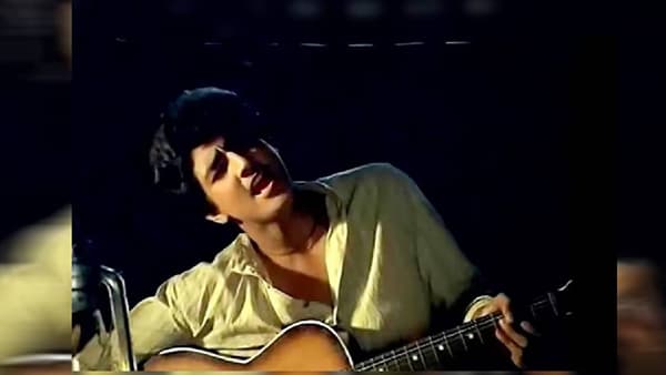 1970, 80 आणि 90 चं दशक हा असा काळ होता, जेव्हा गाणी ही केवळं वेळ घालवण्यासाठी बनवली जात नव्हती तर प्रत्येक गाण्याचा चित्रपटाच्या कथेशी एक खोल संबंध असायचा. त्या गाण्यांच्या माध्यमातून चित्रपटातील पात्रं ही आपल्या भावना व्यक्त करत असत. प्रेम, वेदना आणि विरहाची भीती, हे सर्व साध्या शब्दांतून, उत्तम गाण्यातून व्यक्त केलं जायचं. विशेषतः किशोर कुमार यांच्या आवाजात एक अनोखा गोडवा आणि करुणा होती, जी लोकांना तेव्हाही आवडली आणि आजही लोकं त्यांच्या आवाजाचे चाहते आहेत.