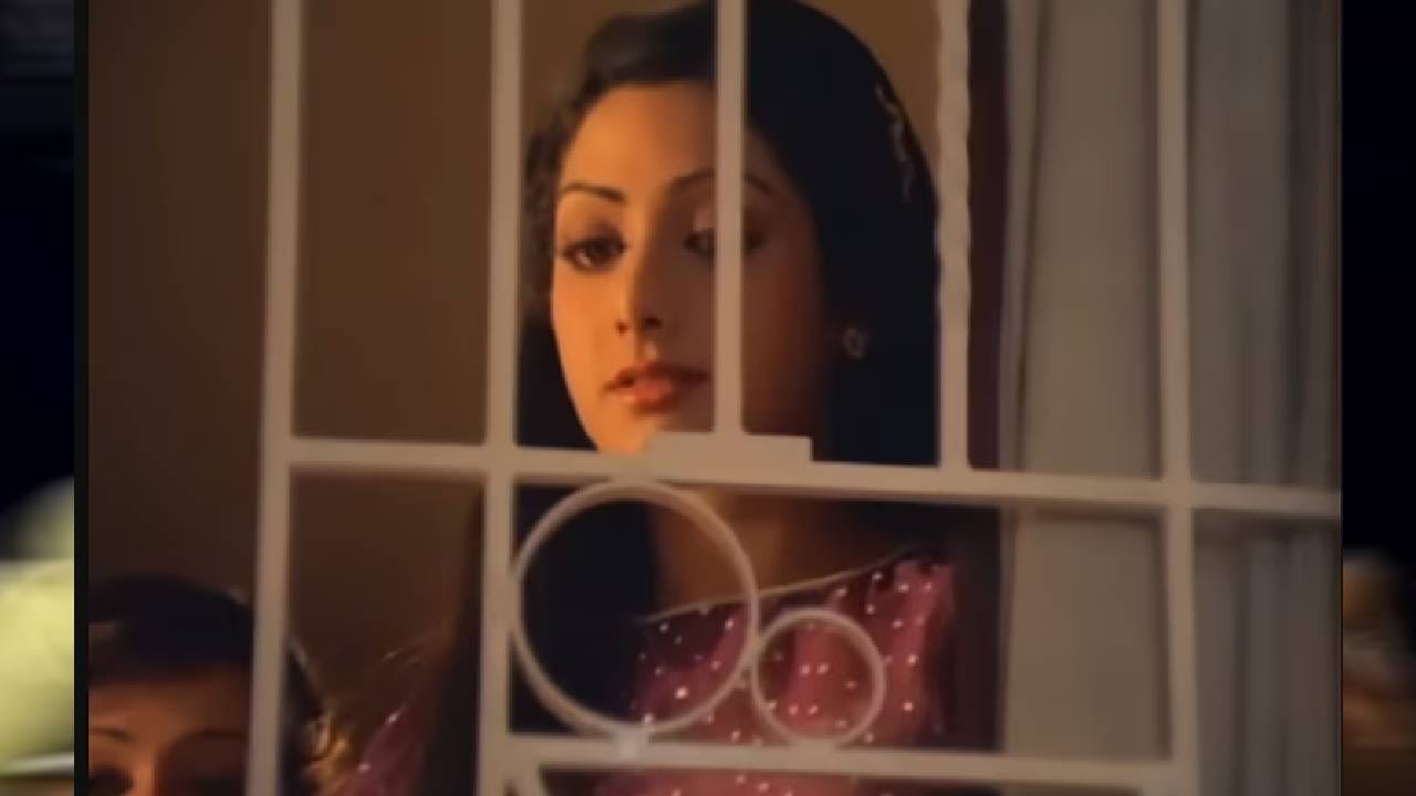  'नीले नीले अंबर पर' या सुपरहिट गाण्यात प्रेम खूप साधं आणि नैसर्गिक असल्याचं दाखवंत. यात कोणताही भडक, झगमगा किंवा भव्य सेट नाही; केवळ संगीतच आपल्या हृदयाला स्पर्श करतं आणि त्यामुळेच हे गाणं पुन्हा पु्न्हा ऐकावसं वाटतं.   म्हणूनच हे गाणे प्रेमी जोडप्यांपासून ते आजच्या तरुण पिढीलाही तसेच थोरा-मोठ्यांनाही ऐकायला आवडतं.