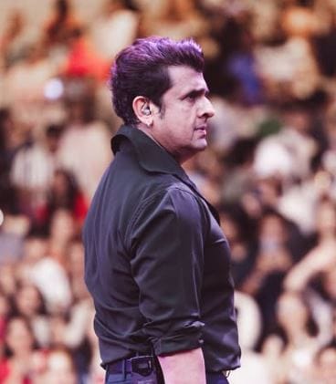 प्रसिद्ध गायक सोनू निगमच्या करिअरमध्येही असे अनेक कठीण प्रसंग येऊन गेले. सोनू निगम त्यांच्या आईवर खूप प्रेम करायचे. प्रकृती खालावल्याने लवकरच त्यांचा मृत्यू होणार होता. त्यामुळे सोनू निगम खूप रडायचे. असेच एक गाणे गाताना आईच्या आठवणीत त्यांचा कंठ दाटून आला होता.