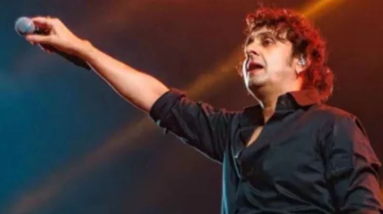 आई लवकरच या जगातून जाणार आहे हे माहिती असल्याने सोनू निगम ते गाणे गाताना खूप भावूक झाले होते. 'अभी मुझमे कही' हे गाणे गाताना सोनू निगम आपल्या आईच्या आठवणीत खूप भावूक झाले होते. 