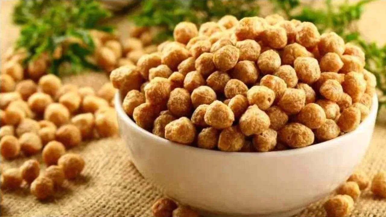 अनेकांना चिकन आवडत नाही. ज्यांना चिकन आवडत नाही, त्यांच्यासाठी सोयाबीन हा एक उत्तम पर्याय आहे. फक्त 50 ग्रॅम सुक्या सोया फ्लेक्समध्ये सुमारे 25 ग्रॅम प्रथिने असतात. त्यामुळे सोयाबीन तुमच्या आरोग्यासाठी लाभदायक ठरतील... 