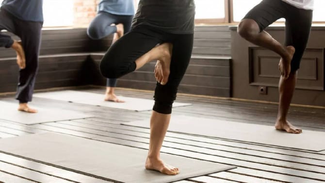 तुमच्या वयानुसार इतके सेकंद एका पायावर उभे रहा, सिंपल फिटनेस टेस्ट