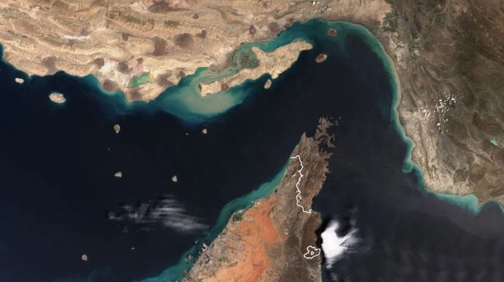 इराणने होर्मुझची सामुद्रधुनी बंद केल्याने आता अमेरिकन नौदल इराणसह इतरही देशांच्या बंदरावर नाकेबंदी करणार आहे. तसेच इराण कोणत्याही देशाचे जहाज रोखणार नाही याची अमेरिकेकडून खबरदारी घेतली जाणार आहे. नाकेबंदीचा नियम इराणसह सर्वच बंदरांवर समान पद्धतीने लागू असेल असे अमेरिकेने स्पष्ट केले आहे. 