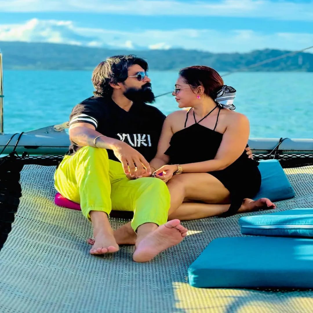 सोशल मीडियावर कायम सक्रिय राहणाऱ्या सुभाषिनी हिने मृत्यूपूर्वी नवऱ्यासाबोत व्हिडीओ कॉलवर संपर्क साधला होता. यादरम्यान दोघांमध्ये कौटुंबिक वाद निर्माण झाला, ज्यामुळे अभिनेत्री मानसिक तणावाखाली येऊन स्वतःचं आयुष्य संपवलं अशी माहिती समोर येत आहे.