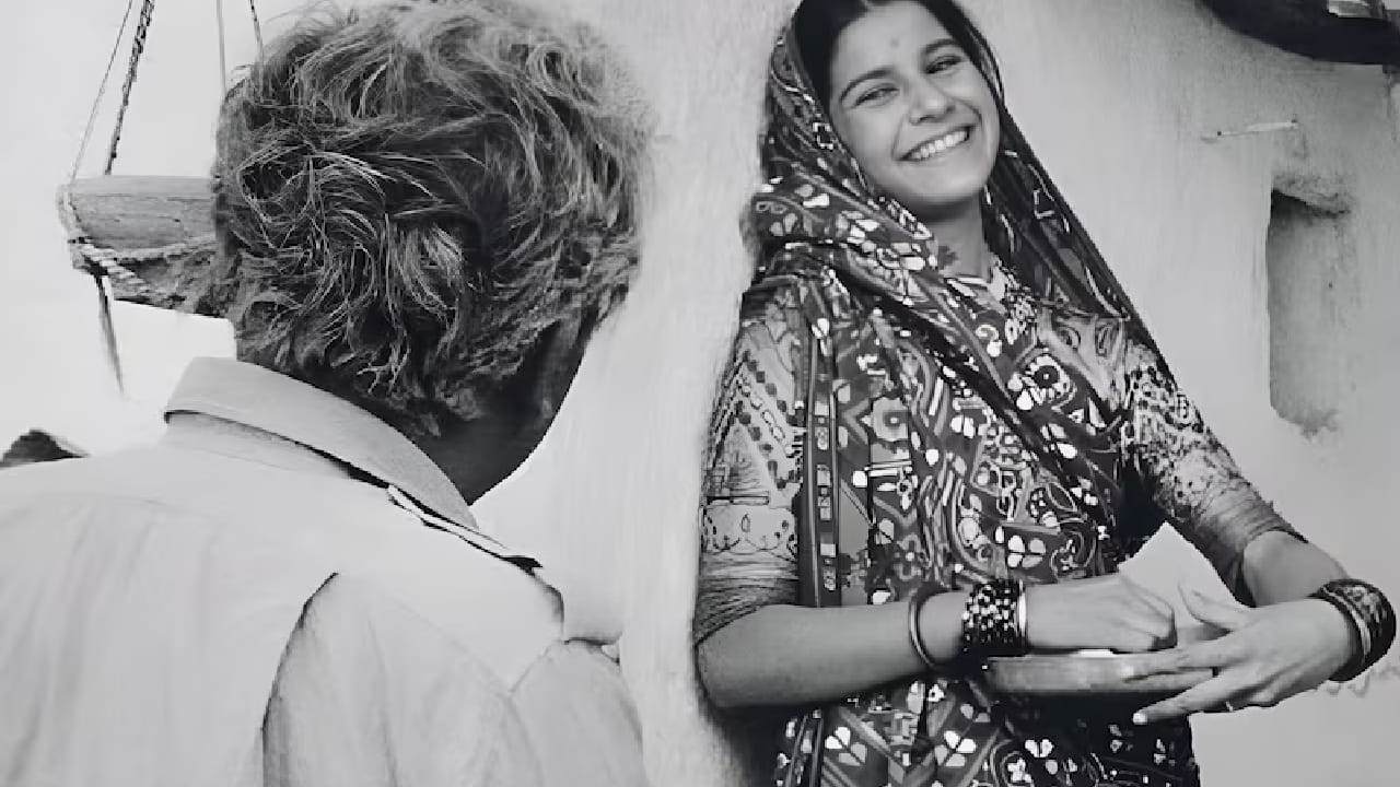 सुहासिनी मुले यांनी केवळ आपल्या अभिनयानेच नाही तर वैयक्तिक आयुष्यातील निर्णयांमुळेही अनेकदा चर्चेत स्थान मिळवलं. त्यांनी ढलत्या वयातही धाडसी भूमिका स्वीकारत साचेबद्ध विचारांना आव्हान दिलं. त्यांनी 60 हून अधिक डॉक्युमेंट्री फिल्म्स तयार केल्या ज्यापैकी चार चित्रपटांसाठी त्यांना राष्ट्रीय पुरस्कार मिळाले.